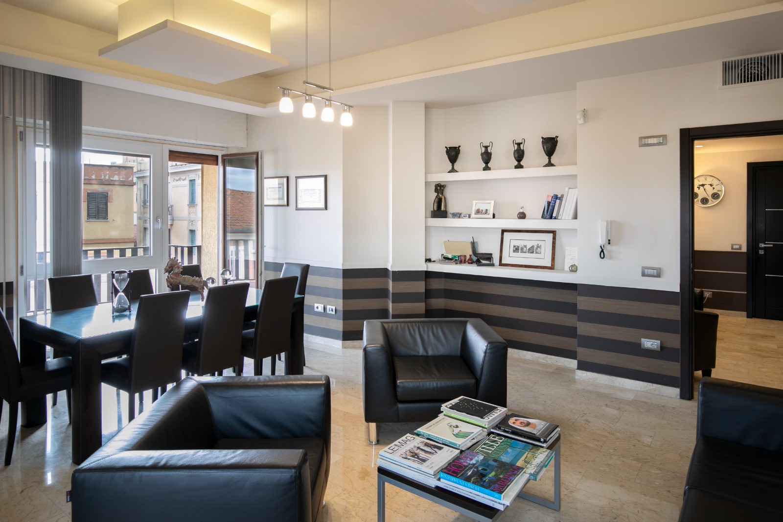 Sala riunioni e area attesa dello studio legale a Olbia