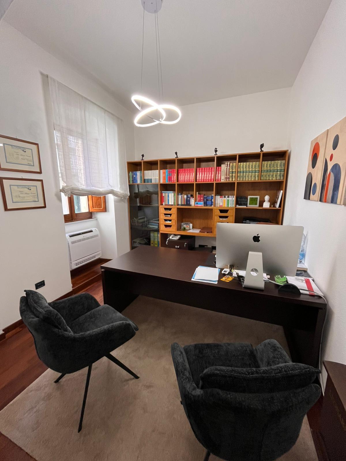 Ufficio dello studio legale a Tempio Pausania — scrivania e libreria giuridica