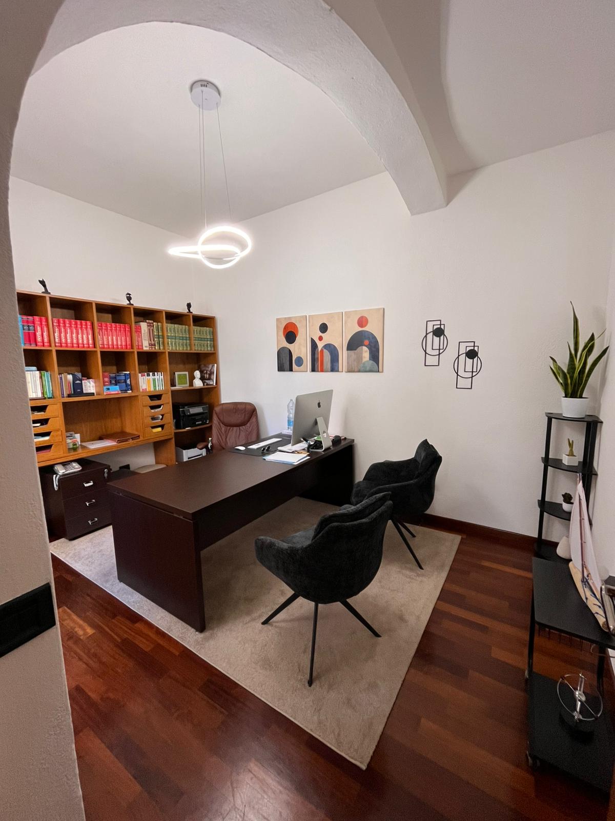 Vista ampia dell'ufficio a Tempio Pausania con soffitto ad arco